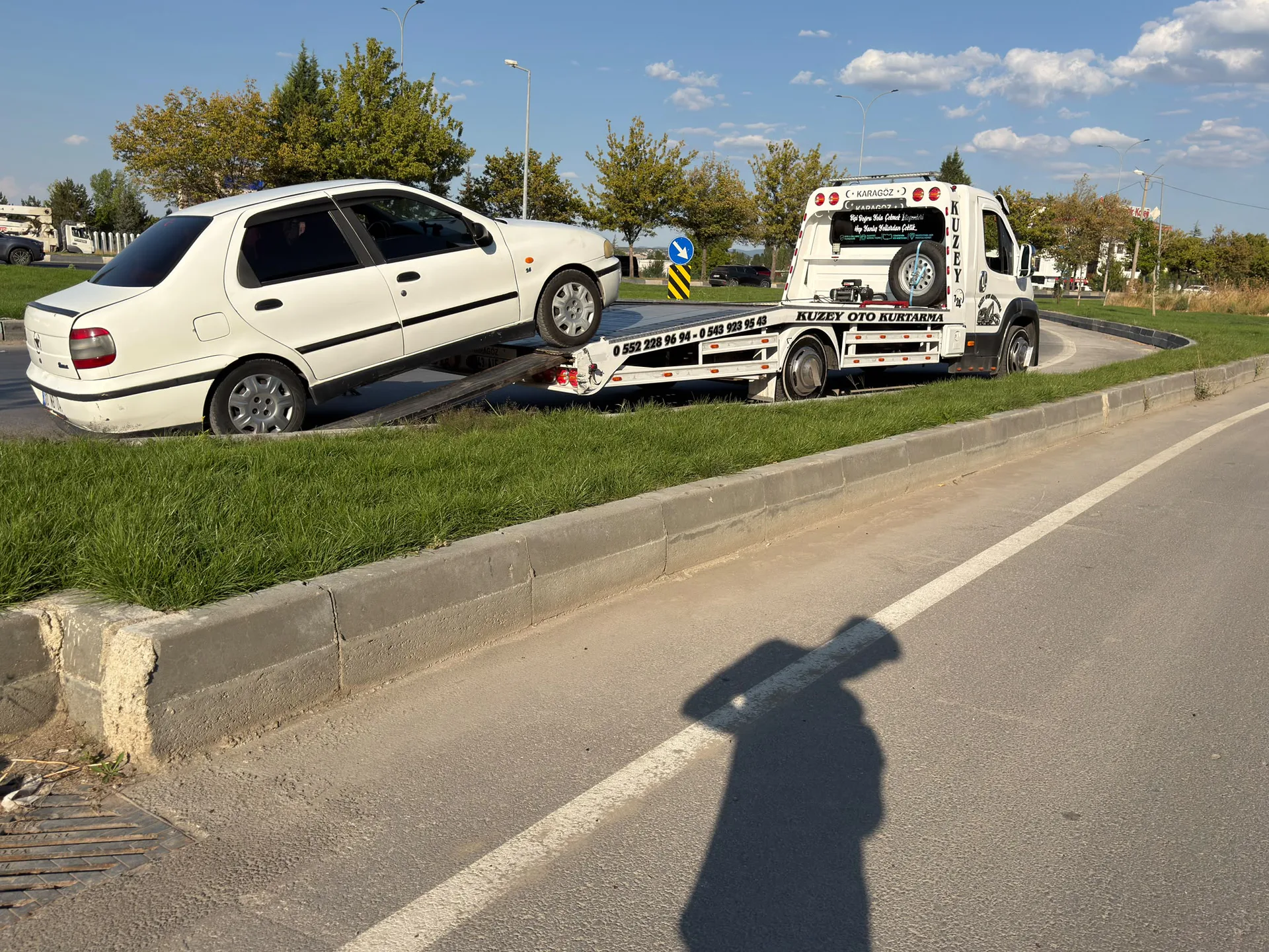 Kuzey Oto Kurtarıcı çekicisi Kütahya'da araç taşırken
